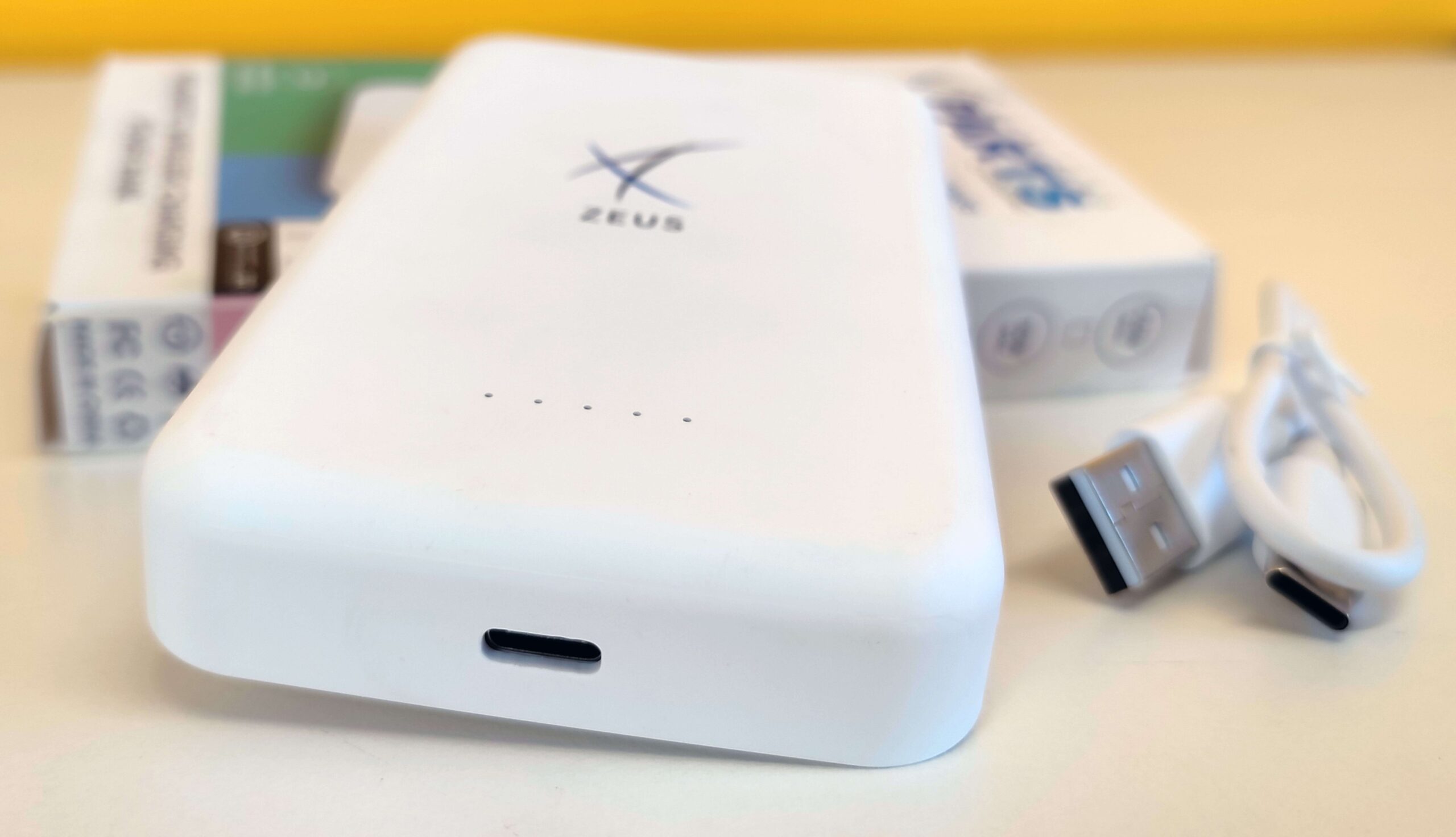 Zeus Power Bank MagSafe 10.000 mAh Ricarica Wireless Qualcomm Quick Charge 3.0 Compatibile con Iphone Samsung Xiaomi Huawei Zeus Power Bank MagSafe 10.000 mAh Ricarica Wireless Qualcomm Quick Charge 3.0 Compatibile con Iphone Samsung Xiaomi Huawei